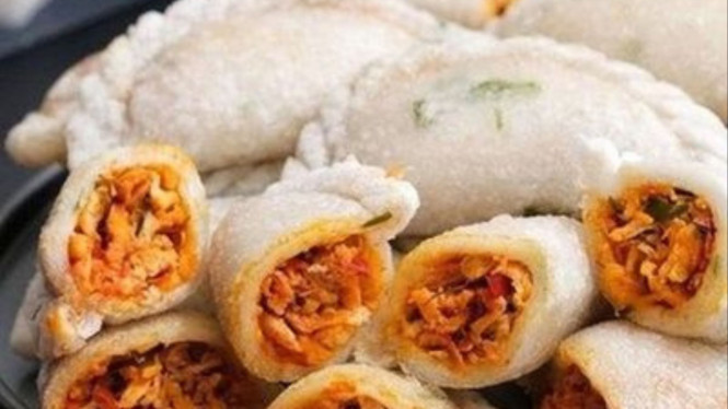 Cireng isi ayam mercon, 1. Ceker Mercon, 2. Tahu Cabe Garam, 3. Bakso Goreng Pedas, 4. Cireng Isi Ayam Pedas, 5. Keripik Singkong Balado, 6. Mie Lidi Pedas, 7. Otak-Otak Pedas, 8. Telur Gulung Pedas