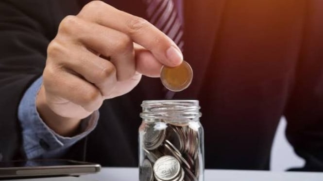 Ilustrasi mengatur keuangan, 1. Buat Anggaran Realistis dan Rutin Evaluasi, 2. Prioritaskan Tabungan dan Investasi Otomatis, 3. Kurangi Gaya Hidup Konsumtif dan Tren Sementara, 4. Manfaatkan Promo dan Cashback dengan Bijak, 5. Masak Sendiri di Rumah, 6. Gunakan Transportasi Umum, 7. Tingkatkan Literasi Finansial dan Miliki Tujuan Jelas