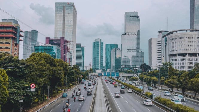 Ilustrasi kota Jakarta, 1. Kemacetan Lalu Lintas yang Tak Terduga, 2. Sarapan dengan Menu Berat, 3. Transportasi Online yang Super Praktis, 4. Kuliner Pedas yang Mendominasi, 5. Tradisi Makan dengan Tangan, 6. Trotoar yang Kurang Ramah Pejalan Kaki, 7. Keramahan Penduduk Lokal, 8. Pengecekan Bagasi di Mall, 9. Antrean yang Terasa Lambat, 10. Kontras Kota yang Mencolok