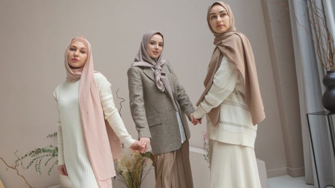 Pilihan padu padan busana lebaran earth tone, 1. Kombinasikan Warna Netral dengan Warna Cerah, 2. Layering dengan Outer atau Blazer, 3. Gunakan Aksesori yang Menarik, 4. Padukan Pakaian Lama dengan Celana atau Rok Modern, 5. Bermain dengan Tekstur dan Motif