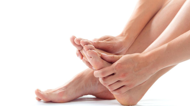 Ilustrasi kaki kram, 1. Kaki bengkak, 2. Nyeri pergelangan kaki, 3. Kesemutan atau mati rasa, 4. Varises, 5. Tumit pecah-pecah, 6. Kaki terasa dingin, 7. Nyeri tumit, 8. Kram kaki