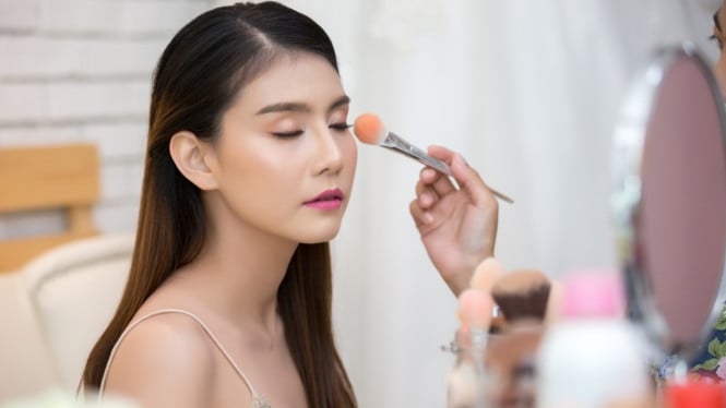 Ilustrasi korean makeup, 1. Glowing Skin ala Dewy Finish, 2. Gradasi Lip atau Ombré Lips, 3. Soft Blush ala Baby Doll, 4. Eyeliner Tipis dan Natural, 5. Highlight Subtle di Area Wajah Tertentu