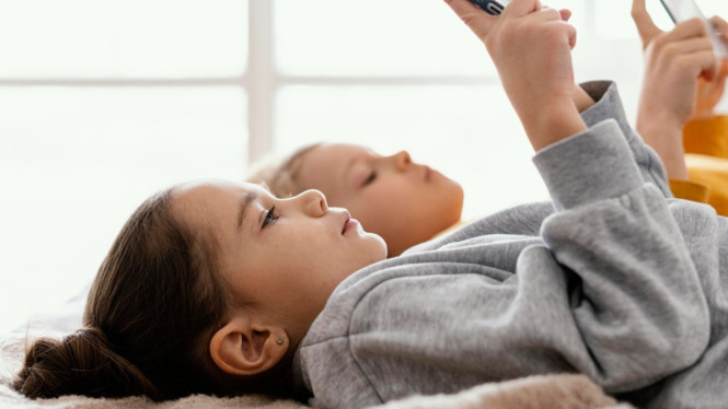 Anak-anak bermain gadget
