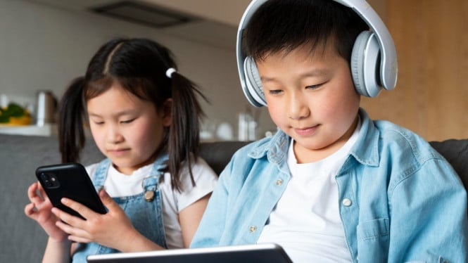 Ilustrasi anak bermain media sosial, Meningkatkan Kreativitas dan Imajinasi, Mendukung Perkembangan Keterampilan Motorik, Memperkuat Keterampilan Sosial dan Emosional, Mengurangi Ketergantungan pada Gadget, Tips Memperkenalkan Mainan Tradisional, Memilih Mainan Tradisional yang Aman