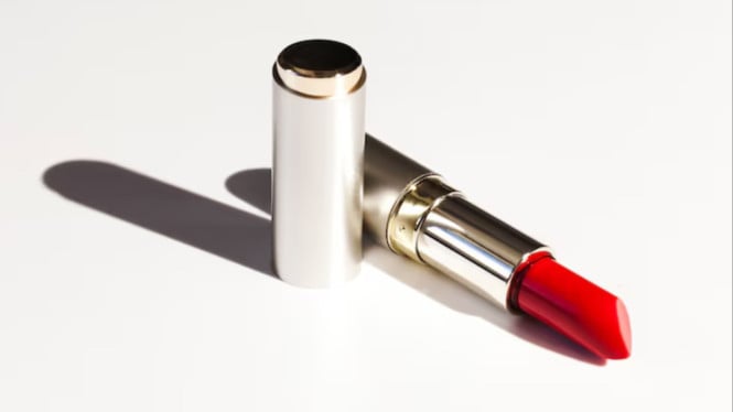 Ilustrasi Lipstik, Penyebab Bibir Menghitam Akibat Lipstik, Jenis Lipstik yang Harus Diwaspadai, Alternatif Lipstik Aman yang Harus Dicoba, Tips Memilih dan Merawat Bibir Agar Tetap Cerah
