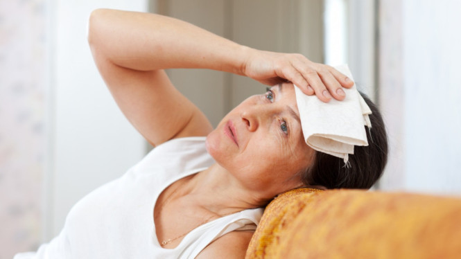 Ilustrasi Hot Flashes di Malam Hari Saat Menopause, Penyebab Kesehatan yang Umum, Gejala Tambahan yang Harus Diwaspadai, Faktor Non-Medis yang Bisa Memperburuk, Kapan Harus ke Dokter?, Cara Mengatasi Sementara