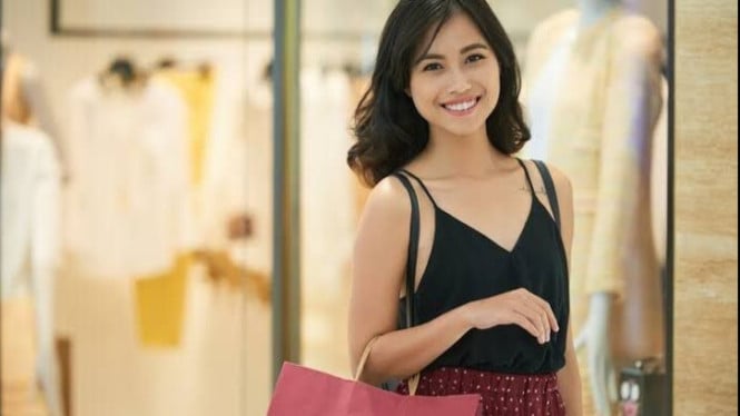 Ilustrasi belanja di mall