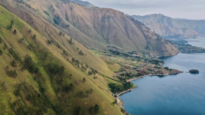 Danau Toba, Rute Jalan Tol Kuala Tanjung-Tebing Tinggi-Parapat, Pilihan Transportasi ke Danau Toba, Menuju Pulau Samosir, Tips Perjalanan Hemat dan Nyaman, Destinasi Wisata di Danau Toba