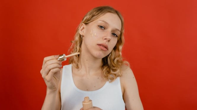 Ilustrasi menggunakan concealer, Memilih Foundation yang Tepat, Memilih Concealer yang Tepat, Teknik Aplikasi untuk Tampilan Flawless, Kesalahan Umum yang Harus Dihindari