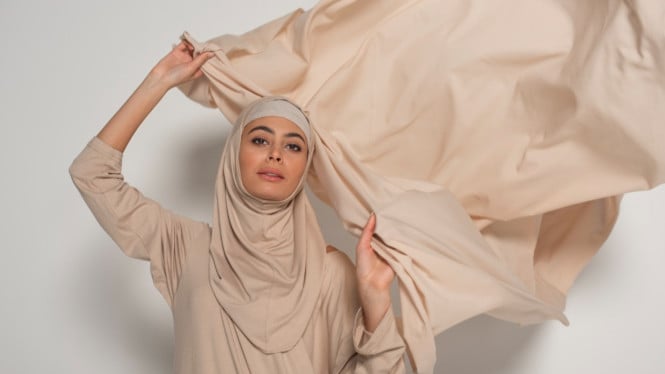 Ilustrasi ciput anti budeg dan sakit, Penyebab Telinga Perih Karena Ciput, Bahan Ciput yang Nyaman dan Aman, Teknik Pakai Ciput agar Tidak Menekan Telinga, Tips Perawatan Ciput untuk Menghindari Iritasi