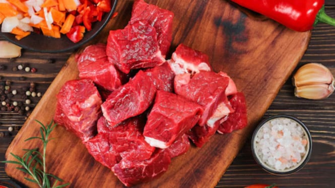 Ilustrasi daging sapi, Dampak Lendir pada Kualitas dan Keamanan Daging, Apakah Lendir Selalu Berbahaya?, Kapan Daging Berlendir Harus Dibuang?, Cara Mencegah Daging Cepat Berlendir