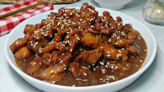 Ilustrasi ayam teriyaki, 1. Nasi Ayam Teriyaki Simpel, 2. Tumis Buncis Wortel dan Telur Dadar Gulung, 3. Spaghetti Aglio Olio Ayam, 4. Nasi Goreng Kecap + Ayam Suwir, 5. Roti Lapis Telur Mayo (Egg Sandwich), 6. Ayam Panggang Madu + Kentang Kukus, 7. Omelet Sayur + Nasi Uduk Mini