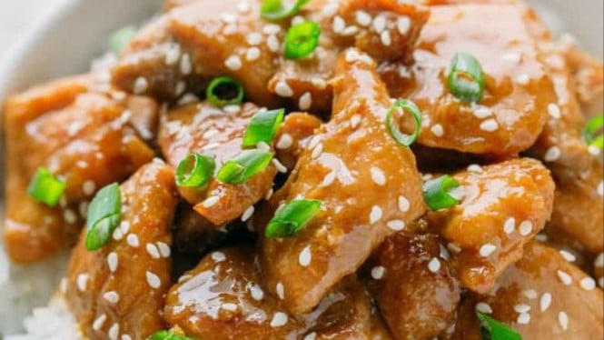 Ilustrasi ayam teriyaki, 1. Simpan dalam Wadah Kedap Udara, 2. Jangan Campur dengan Nasi atau Lauk Lain, 3. Dinginkan Dulu Sebelum Masuk Kulkas, 4. Untuk Penyimpanan Lebih dari 2 Hari, Simpan di Freezer, 5. Cara Menghangatkan yang Tepat, 6. Jangan Lupa Cicipi dan Koreksi Rasa
