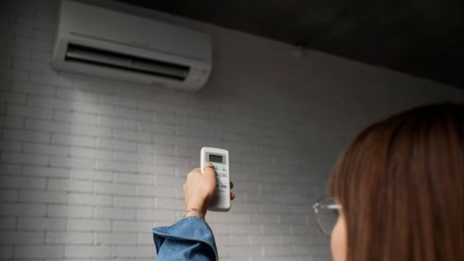 Ilustrasi mengatur suhu ac, 1. Gunakan Suhu 24–26 Derajat Celsius, 2. Aktifkan Mode “Eco” atau “Energy Saving”, 3. Gunakan Mode “Sleep” Saat Tidur, 4. Gunakan Timer Otomatis, 5. Tutup Jendela dan Pintu Rapat-Rapat, 6. Gunakan Kipas Angin Sebagai Pendukung, 7. Cek Kondisi dan Perawatan AC Secara Berkala