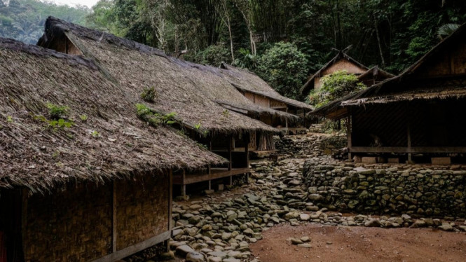 Baduy, Sekilas tentang Suku Baduy Dalam, Kamar Terlarang di Baduy Dalam, Misteri dan Mitos di Balik Kamar Terlarang, Alasan Larangan Masuk Kamar Terlarang, Dampak Larangan bagi Wisatawan dan Komunitas, Tips Berkunjung ke Baduy Dalam dengan Menghormati Adat