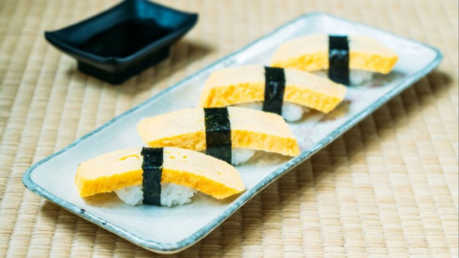 Ilustrasi tamago sushi, Bahan-Bahan yang Dibutuhkan, Untuk telur tamago:, Untuk nasi sushi (shari):, Pelengkap:, Cara Membuat Tamago Sushi:, Tips saat Memasak Tamago Sushi: 