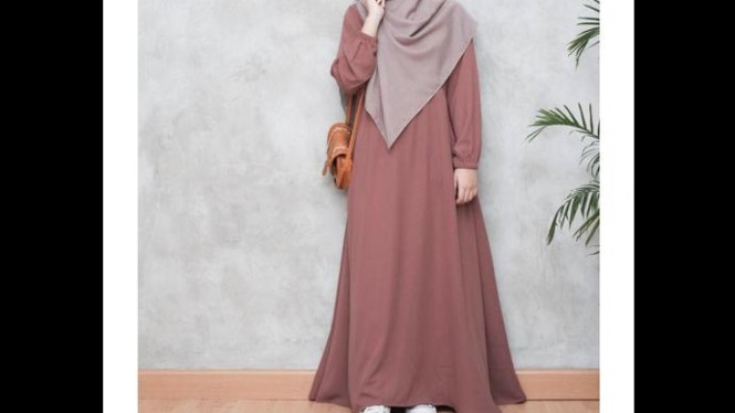 Ilustrasi gamis  A-Line katun untuk jalan-jalan, Trik Layering Cerdas agar Tetap Fresh, Warna dan Motif Juga Berperan, Semprotan Kain dan Body Mist, Solusi Cepat Anti-Bau, Jangan Langsung Pakai Gamis Setelah Mandi atau Olahraga, Pilih Gamis Sporty atau Gamis Outdoor