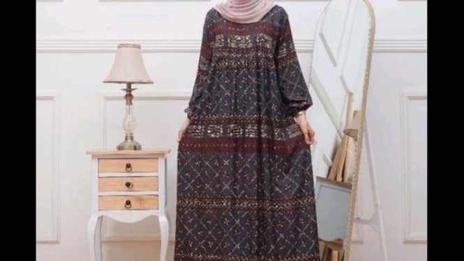 Ilustrasi Gamis Rayon untuk Wanita Gemuk, Potongan Gamis yang Bikin Langsing dan Elegan, Pilih Bahan yang Jatuh dan Adem, Motif Minimal, Warna Netral, Styling Gamis untuk Kantor: Simpel tapi Elegan, Brand Lokal yang Inklusif Ukuran Plus Size