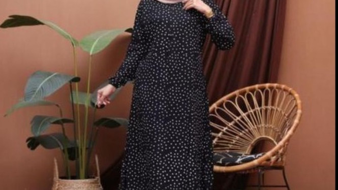 Ilustrasi gamis untuk wanita pendek, Gamis untuk Wanita Pendek: Trik Visual Itu Penting!, Pilihan Warna dan Motif yang Menunjang, Pilihan Bahan Gamis yang Tepat, Trik Styling agar Terlihat Lebih Tinggi, Inspirasi Gamis untuk Wanita Pendek Sesuai Acara