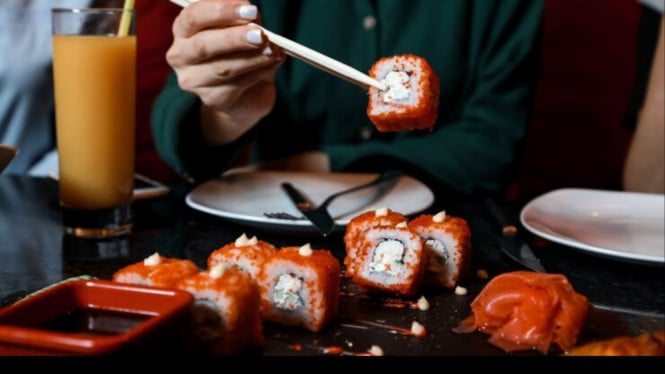 Ilustrasi Sushi, 1. Sushi Kiosk – Rasanya Otentik, Harganya Bersahabat, 2. Ichiban Sushi – Menu Variatif, Harga Ramah di Kantong, 3. Genki Sushi – Seru dan Modern dengan Konsep Conveyor, 4. Sushi Tei (Menu Lunch Set atau Promo Khusus), 5. Sushi Go! – Sushi Serba Rp15.000