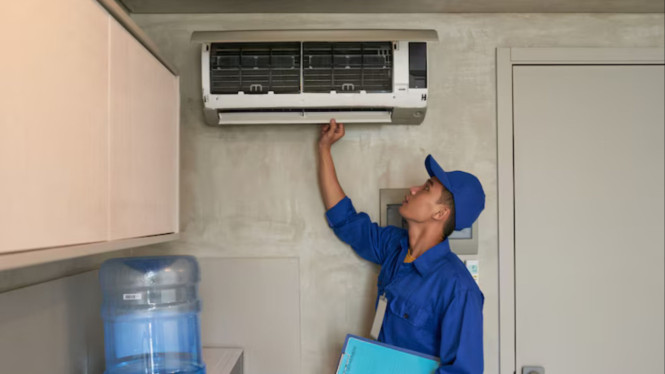 Ilustrasi ac bekas, 1. Periksa Usia AC, 2. Pastikan Kompresor dan Fan Masih Berfungsi Normal, 3. Cek Daya Dingin (Cooling Performance), 4. Lihat Kondisi Fisik Secara Menyeluruh, 5. Tanya Riwayat Penggunaan, 6. Pastikan Masih Ada Bracket dan Kelengkapan, 7. Gunakan Jasa Teknisi untuk Mengecek (Opsional Tapi Disarankan)