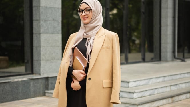 Ilustrasi paduan gamis dan blazer untuk kerja, Bahan Gamis yang Nyaman dan Profesional untuk Kantor, Warna Gamis yang Terlihat Elegan dan Profesional, Potongan Gamis yang Pas untuk Lingkungan Kantor, Padanan Gamis untuk Tampilan Kerja yang Sempurna, Tips Belanja Gamis Kerja: Online atau Offline?