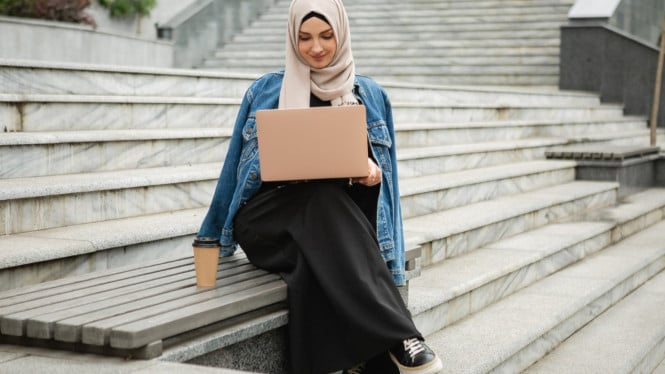 Ilustrasi OOTD gamis untuk kerja, Perawatan Tubuh yang Wajib Dilakukan, Dalaman Gamis Bisa Jadi Solusi, Tips Merawat Gamis agar Tidak Menyimpan Bau, Gunakan Pewangi yang Ringan dan Tidak Mengganggu