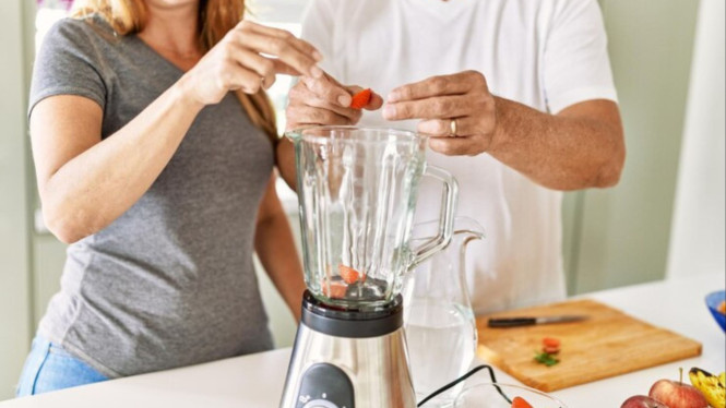 Ilustrasi blender, 1. Bilas Segera Setelah Digunakan, 2. Gunakan Campuran Cuka dan Sabun Cuci Piring, 3. Tambahkan Baking Soda untuk Noda Bandel, 4. Keringkan di Bawah Sinar Matahari, 5. Hindari Bahan Kimia Keras
