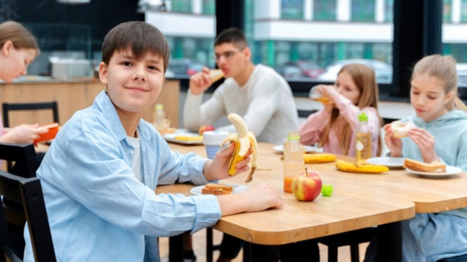 Ilustrasi makan di kantin, Penyebab Anak Picky Eater Meski Makanan Bergizi Tersedia, Strategi Menghadapi Picky Eater di Era MBG, Peran Orang Tua dan Sekolah Sangat Penting, Perlunya Pendekatan Profesional Bila Diperlukan