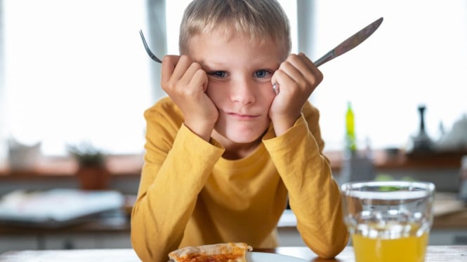 Ilustrasi anak GTM, 1. Sajikan dalam Porsi Kecil dan Ringan, 2. Ciptakan Suasana Makan yang Menyenangkan, 3. Libatkan Anak dalam Persiapan Makanan, 4. Hindari Iming-Iming atau Ancaman, 5. Variasikan Tekstur dan Bentuk Makanan, 6. Ubah Lokasi Makan Secara Berkala, 7. Stimulasi Sensorik Sebelum Makan, 8. Perhatikan Kesehatan Pencernaan Anak, 9. Jaga Emosi Orang Tua Tetap Stabil, 10. Konsultasi dengan Profesional Bila Dibutuhkan