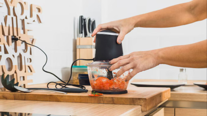 Ilustrasi blender, Penyebab Blender Sering Mati Sendiri, 1. Motor Overheat (Terlalu Panas), 2. Beban Terlalu Berat, 3. Sambungan Kabel Longgar, 4. Tombol On/Off Bermasalah, 5. Komponen Dalam Blender Kotor atau Aus, Tips Mencegah Blender Mati Sendiri