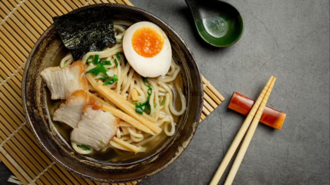 Ilustrasi Ramen kuah Shoyu, Bahan-Bahan yang Dibutuhkan untuk Kuah Kaldu Ayam:, Bahan Shoyu Tare (Bumbu Dasar Rasa Shoyu):, Pelengkap:, Langkah-Langkah Membuat Ramen Shoyu:, 1. Buat Kaldu Ayam, 2. Siapkan Shoyu Tare, 3. Rebus Mie dan Topping, 4. Penyajian