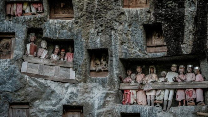 Pemakaman di Tana Toraja, Makna dan Filosofi Patung Tau Tau, Proses Pembuatan Patung Tau Tau, Peran Tau Tau dalam Upacara Rambu Solo’, Daya Tarik Wisata dan Miskonsepsi, Pelestarian dan Tantangan Modern, Pengalaman Wisata di Situs Tau Tau