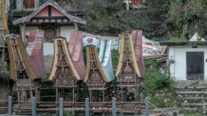 Potret Tana Toraja, Apa Itu Fenomena “Mayat Berjalan”?, Makna Budaya dan Spiritual, Pemakaman di Tana Toraja, Menghilangkan Stigma Horor, Daya Tarik Wisata Budaya, Tantangan dan Pelestarian Tradisi, Informasi Praktis untuk Wisatawan