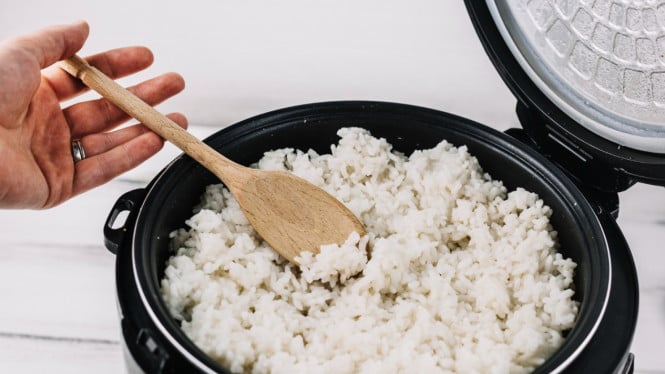 Ilustrasi nasi dihangatkan di rice cooker, Satu Bahan Ajaib Bantu Nasi Tahan Lama, Manfaat Air Lemon, Kombinasikan dengan Teknik Penyimpanan yang Tepat, Pastikan Sudah Beras Sudah Bersih Sebelum Dimasak