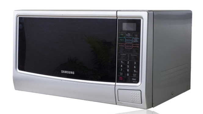 Ilustrasi microwave, Apakah Nutrisi dalam Makanan Berubah?, Perubahan Rasa dan Tekstur, Risiko Bila Salah Pakai Microwave, Tips Aman Menggunakan Microwave