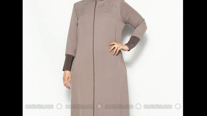 Ilustrasi gamis untuk wanita gemuk, 1. Gamis Terlalu Ketat: Alih-Alih Ramping, Malah Terlihat Membungkus, 2. Terlalu Banyak Layer atau Model ‘Gembung’, 3. Salah Pilih Bahan: Kaku atau Terlalu Mengembang, 4. Warna dan Motif yang Tidak Proporsional, 5. Potongan Gamis Tanpa Bentuk (Boxy), 6. Tips Cerdas Tampil Flattering dengan Gamis, 7. Rekomendasi Model Gamis untuk Tubuh Gemuk
