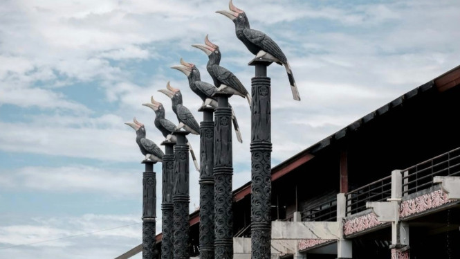 Rumah Radakng Kalimantan, Memahami Mitos Kapuhunan, Cara Sopan Menolak Makanan tanpa Kapuhunan, Pentingnya Komunikasi dan Penghormatan Budaya, Tradisi Terkait dan Konteks Sosial, Tips Praktis untuk Wisatawan