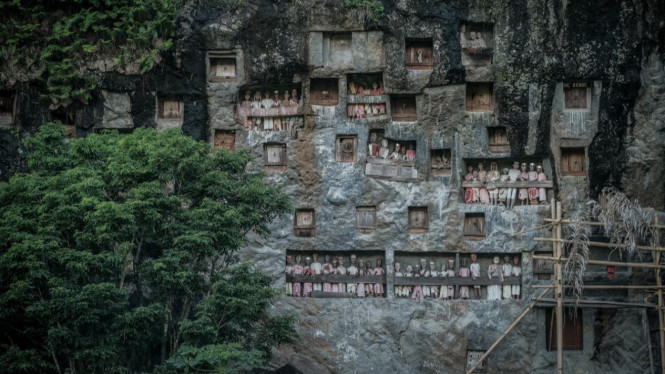 Pemakaman di Tana Toraja, Makna Filosofis Rambu Solo, Elemen Ritual dan Biaya yang Mahal, Dampak Sosial dan Ekonomi, Tantangan Pelestarian Tradisi, Daya Tarik Wisata Budaya