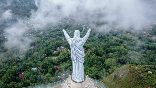 Buntu Burake, 1. Lolai – Negeri di Atas Awan, 2. Patung Yesus Buntu Burake, 3. Agrowisata Pango-Pango, 4. Desa Adat Kete Kesu, 5. Kompleks Pemakaman Londa, 6. Air Terjun Talondo Tallu dan Kalean, 7. Bukit Ollon