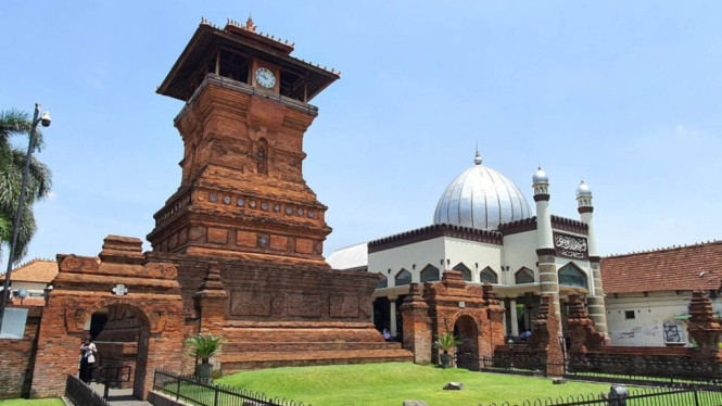 Menara Kudus, Sunan Kudus: Pendiri dan Penyebar Islam yang Toleran, Sunan Muria: Guru Spiritual dari Pegunungan, The Ling Sing: Tokoh Tionghoa yang Berpengaruh, Kyai Setan Kober: Legenda Mistis dan Keris Sakti, Daya Tarik Wisata Religi dan Budaya, Pengaruh Budaya Lokal dalam Mencegah Radikalisme, Pengalaman Wisata yang Tak Terlupakan
