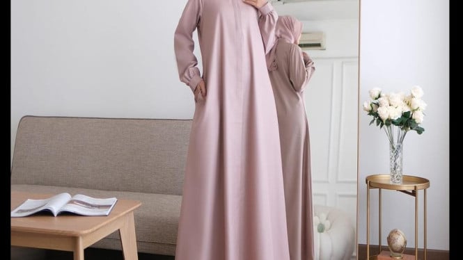 Ilustrasi gamis polos untuk ibu muda, Apa Itu Gamis dan Apa Itu Dress Panjang?, Perbedaan Potongan dan Gaya, Perbedaan dari Bahan yang Digunakan, Tujuan Pemakaian: Mana yang Lebih Cocok untuk Kamu?, Mix &amp; Match: Mana yang Lebih Fleksibel?, Tips Hindari Salah Pilih
