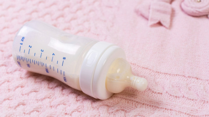 Ilustrasi botol bayi, Mengapa Banyak Peralatan Bayi Tidak Terpakai?, Deretan Peralatan Bayi yang Sering Jadi Pajangan, Tips Memilih Peralatan Bayi yang Benar-Benar Dibutuhkan, Mengelola Ekspektasi dan Anggaran