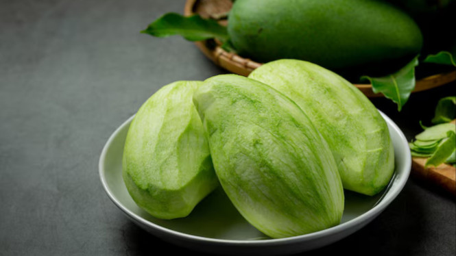 Ilustrasi mangga muda, 1. Mangga Muda = Cinta yang Belum Matang, 2. Rasa Asam yang Dianggap Membawa Energi Negatif, 3. Petuah Orang Tua Zaman Dulu, 4. Pengaruh Psikologis: Sugesti Bisa Jadi Kenyataan, 5. Mitos yang Dianggap Pengingat Agar Hubungan Tidak Asal-Asalan