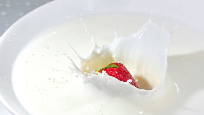 Ilustrasi campuran susu dan strawberry, 1. Susu + Buah Asam (Jeruk, Stroberi, Kiwi): Kombinasi Sehat yang Menipu, 2. Teh + Makanan Tinggi Zat Besi: Anemia Diam-Diam Mengintai, 3. Nasi + Mie: Kombinasi Kenyang yang Bikin Lonjakan Gula Darah, 4. Madu + Air Panas: Racun Ringan yang Tak Terasa, 5. Yoghurt + Ikan: Kombinasi Lezat yang Picu Reaksi Alergi