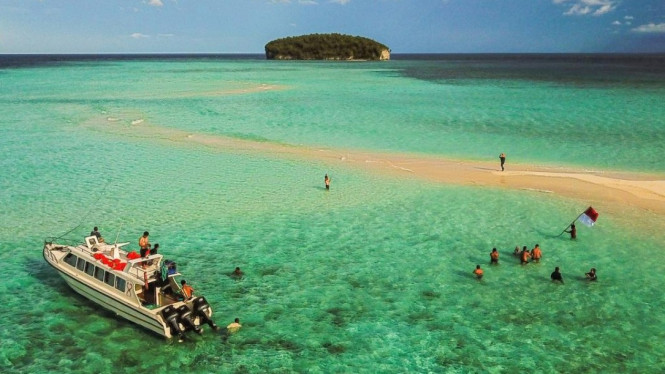 Raja Ampat, 1. Raja Ampat, Papua Barat, 2. Danau Labuan Cermin, Kalimantan Timur, 3. Wae Rebo, Nusa Tenggara Timur, 4. Kepulauan Derawan, Kalimantan Timur, 5. Pulau Morotai, Maluku Utara, 6. Tana Toraja, Sulawesi Selatan, 7. Kepulauan Kei, Maluku
