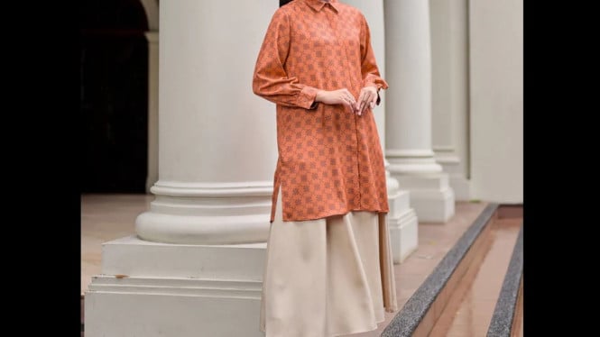 Ilustrasi inspirasi perpaduan tunik dan rok, Tips Memilih Tunik yang Tepat untuk Ke Kantor, Rekomendasi Model Tunik untuk Gaya Kantor yang Profesional, Mix &amp; Match: Cara Memadukan Tunik agar Tetap Elegan di Kantor, Kesalahan Umum Saat Memakai Tunik ke Kantor (dan Cara Menghindarinya)