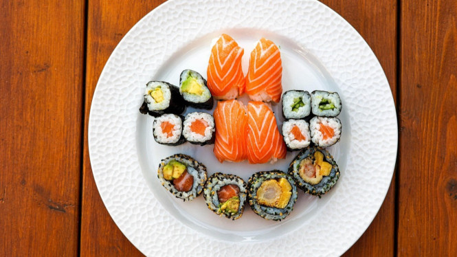 Sushi, Ayam Mentah: Sumber Risiko yang Kita Sudah Waspadai, Sushi Mentah: Tampak Segar, Tapi Bukan Tanpa Risiko, Sushi vs Ayam Mentah: Mana yang Lebih Berbahaya?, Tips Agar Tetap Aman Saat Menikmati Sushi dan Ayam