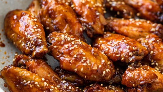 Ilustrasi Chicken Wings Saus Honey Garlic, Bahan-Bahan Chicken Wings Saus Honey Garlic Ala Korea:, Untuk ayam:, Untuk saus honey garlic:, Topping (opsional):, Cara Membuat Chicken Wings Saus Honey Garlic Ala Korea:, Tips Lezat: