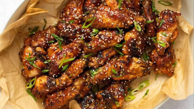 Iluatrasi soy garlic chicken wings, Bahan-bahan Membuat Chicken Wings Saus Soy Garlic :, Untuk ayam:, Untuk saus soy garlic:, Cara Membuat: